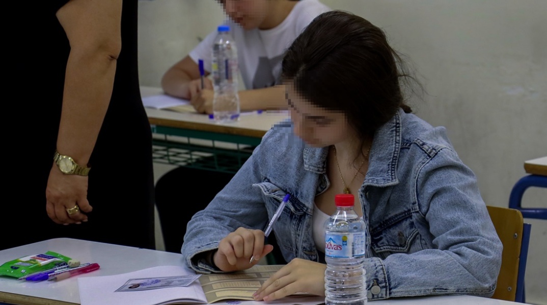 Μαθητές σε εξεταστικό κέντρο κατά τη διάρκεια των Πανελληνίων Εξετάσεων