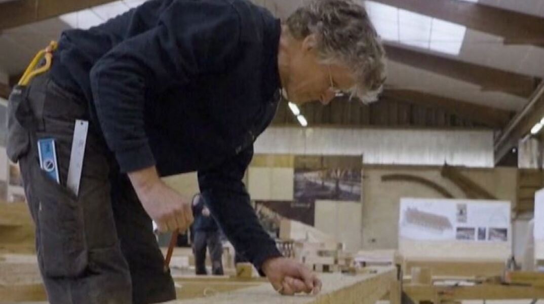 Αμερικανός ξυλουργός μετακόμισε στη Γαλλία για να βοηθήσει στις επισκευές της Παναγίας των Παρισίων