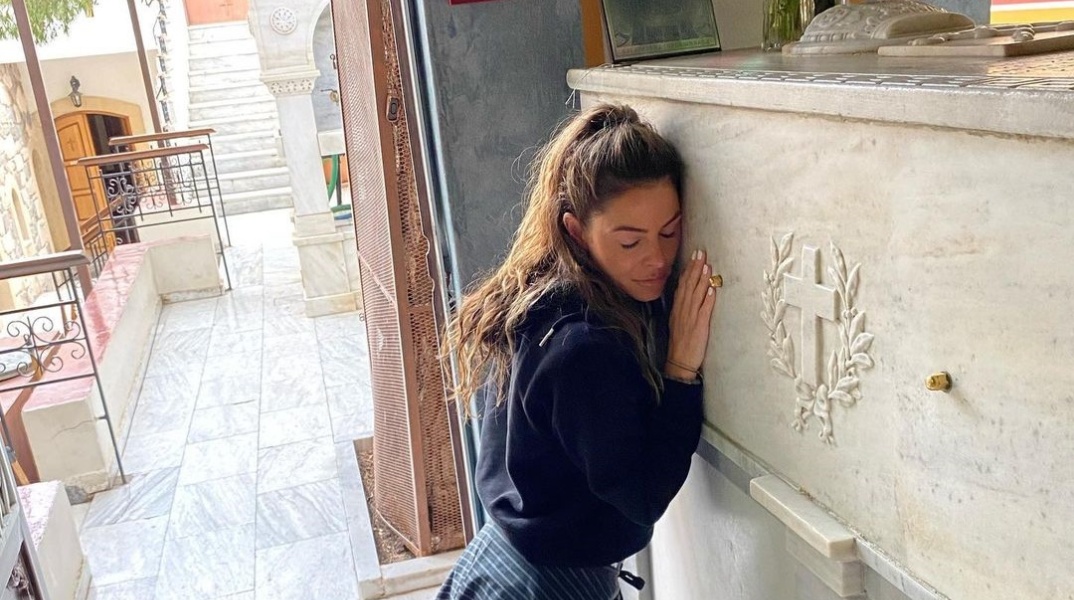 Η Μαρία Μενούνος στον τάφο του Αγίου Νεκταρίου στην Αίγινα