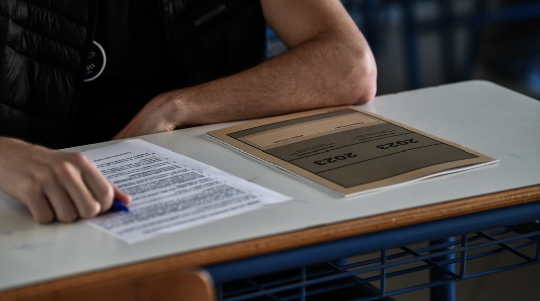 Υποψήφιος απαντά στο τετράδιο στις Πανελλήνιες 2023