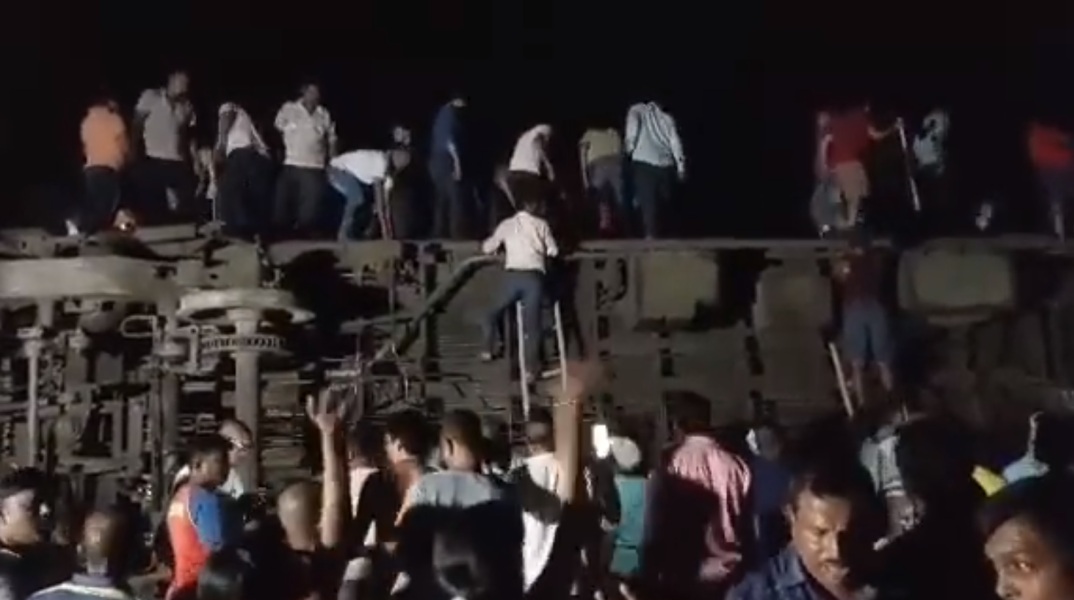 Ινδία: Τουλάχιστον 50 νεκροί και 300 τραυματίες σε σιδηροδρομικό δυστύχημα στην Οντίσα - Σε εξέλιξη επιχείρηση διάσωσης.