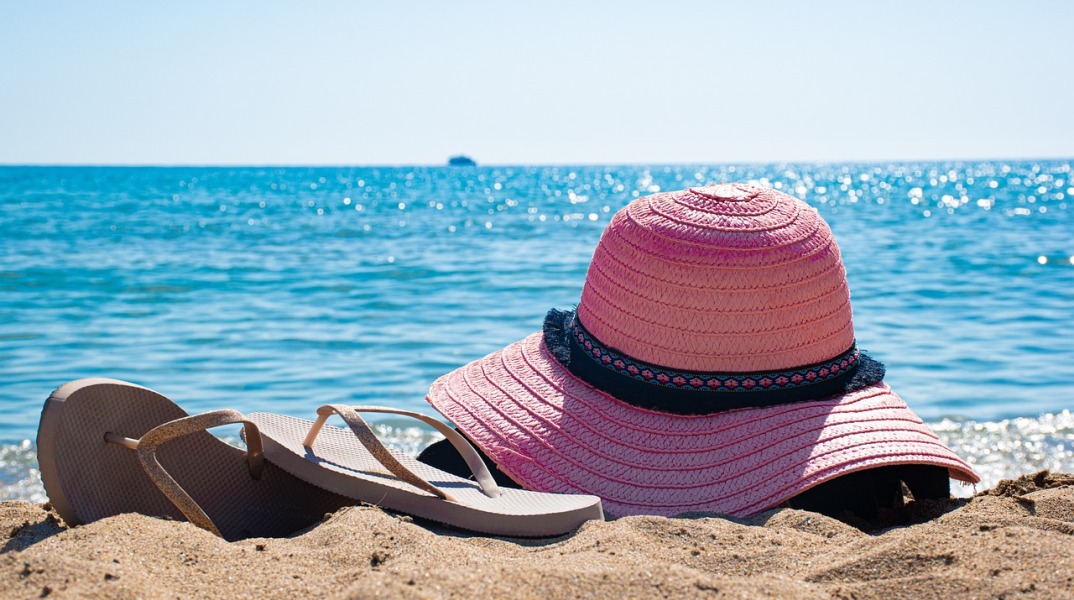 Σαγιονάρες και καπέλο σε παραλία