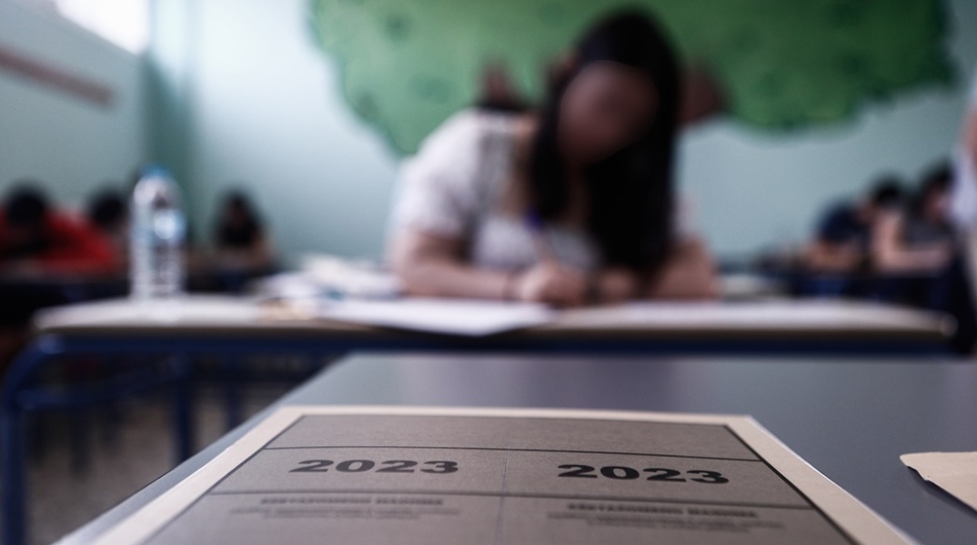 Υποψήφιοι των Πανελληνίων σε εξεταστικό κέντρο - Στο προσκήνιο το τετράδιο απαντήσεων με το έτος των εξετάσεων