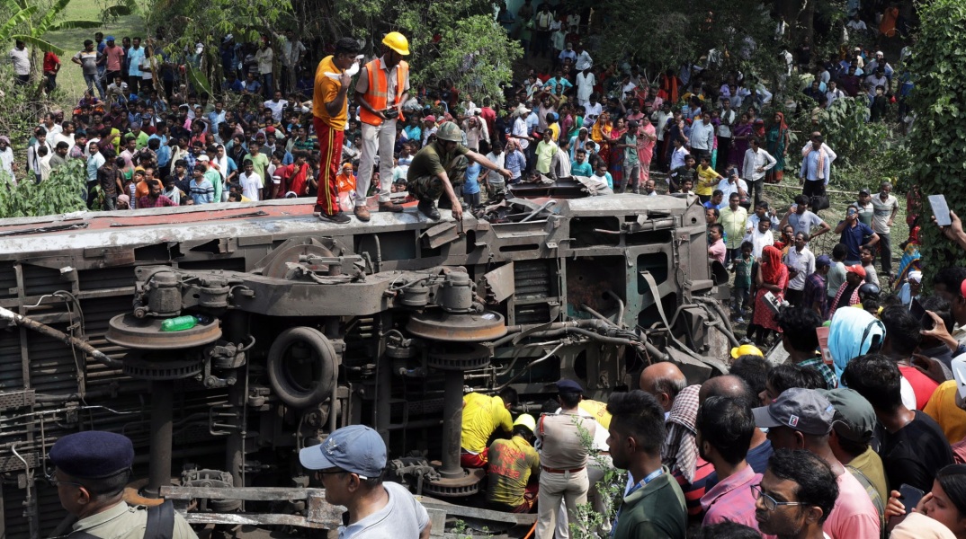 Ινδία: Σε δυσλειτουργία του συστήματος σηματοδότησης οφείλεται η σιδηροδρομική τραγωδία στην Οντίσα, σύμφωνα με τις πρώτες ενδείξεις.
