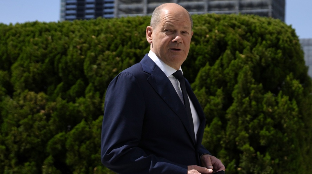 Γερμανία: Ο καγκελάριος Όλαφ Σολτς απαντά αγανακτισμένος σε ομάδα πολιτών που φώναζε συνθήματα εναντίον της πολιτικής του για την Ουκρανία.