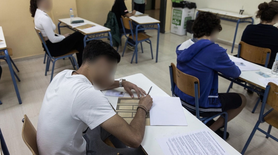 Υποψήφιοι των Πανελληνίων Εξετάσεων στο εξεταστικό κέντρο