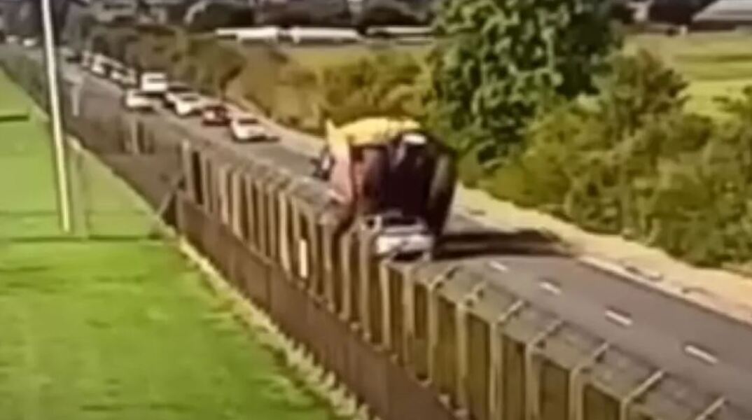 Νεαρός Βρετανός υπό την επήρεια ναρκωτικών «έλιωσε» αυτοκίνητο με το τρακτέρ του