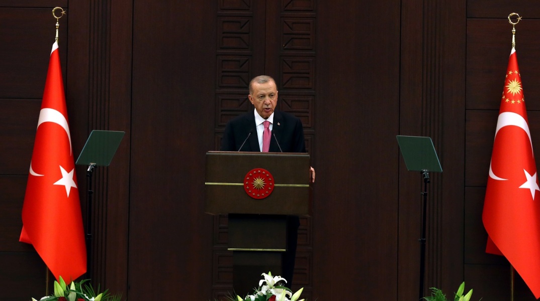 Τουρκία: Οδηγήθηκε στη φυλακή ένας δεκαεξάχρονος επειδή ζωγράφισε «χιτλερικό» μουστάκι σε προεκλογική αφίσα του προέδρου Ερντογάν.