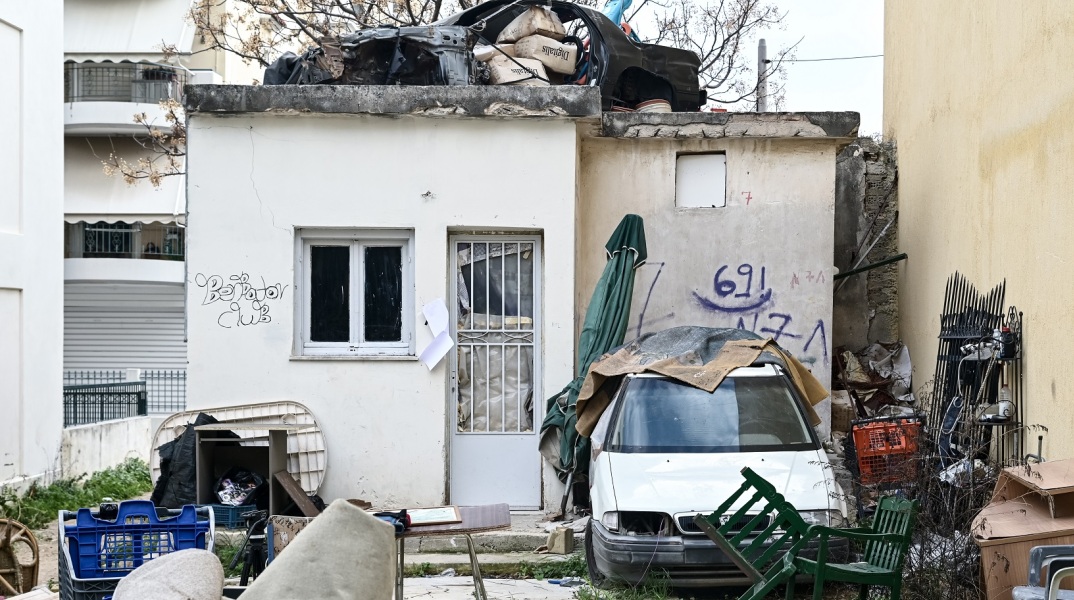 Ίλιον - ομαδικός βιασμός 15χρονου: Με εντάσεις λόγω ακατάλληλης αίθουσας της Ευελπίδων ξεκίνησε η δίκη των 12 ανήλικων κατηγορουμένων.