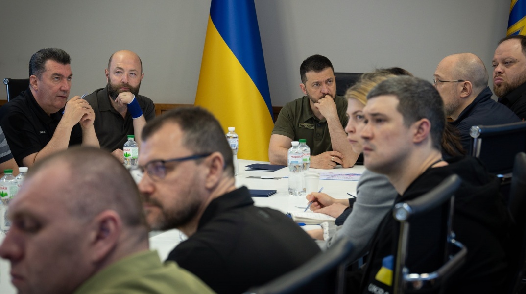 Ουκρανία: Ο πρόεδρος Ζελένσκι επέκρινε εκ νέου τους διεθνείς οργανισμούς για την απουσία τους μετά την καταστροφή του φράγματος Καχόβκα.