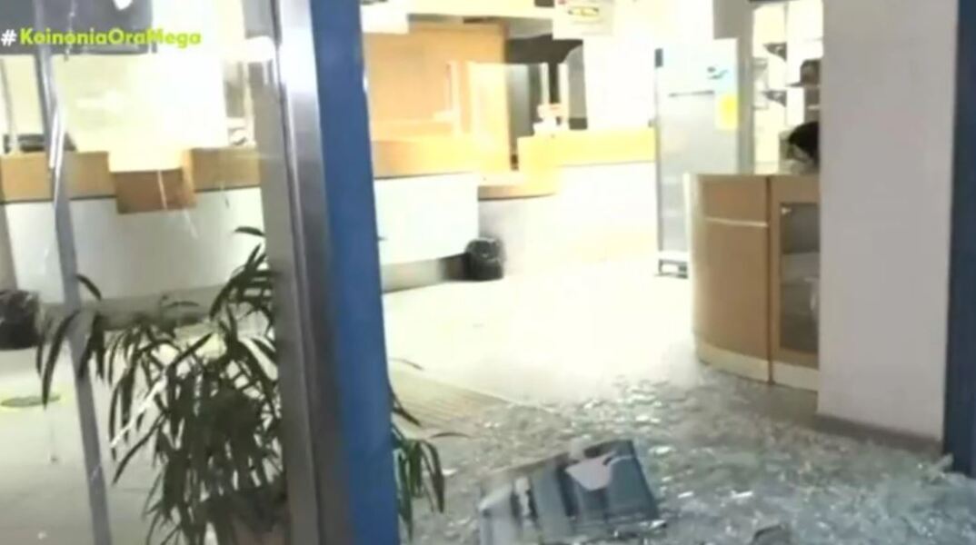 Επίθεση κουκουλοφόρων σε ΕΛΤΑ, ΑΤΜ και σούπερ μάρκετ στο Κουκάκι