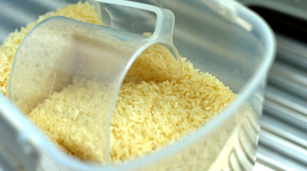 Ρύζι χύμα μέσα σε κουτάκι