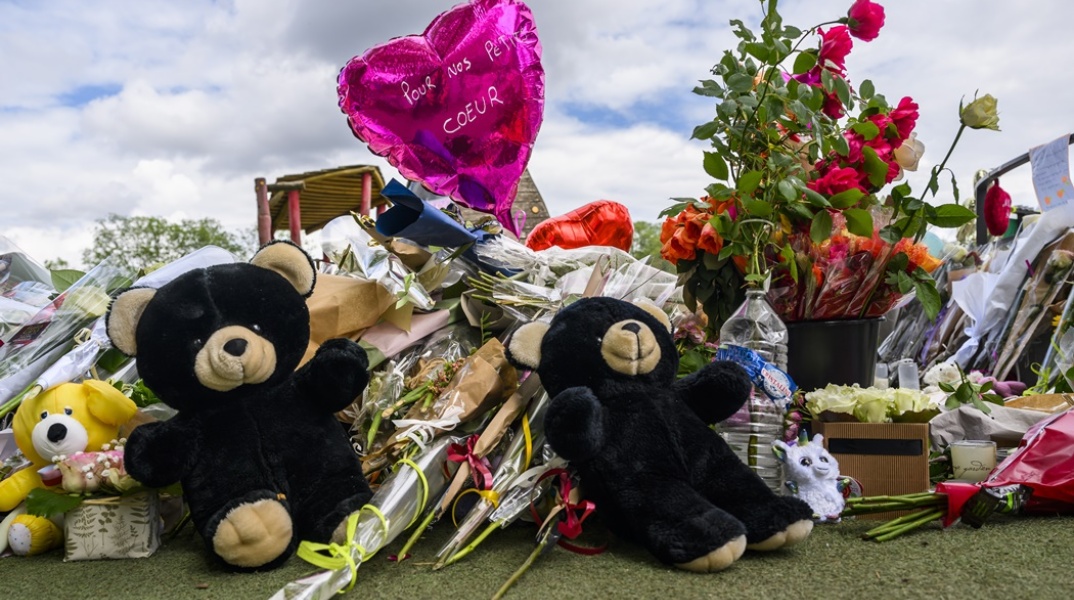 Λουλούδια, μπαλόνια και αρκουδάκια στην παιδική χαρά όπου καταγράφηκε η επίθεση με μαχαίρι στην πόλη Ανεσίν της Γαλλίας