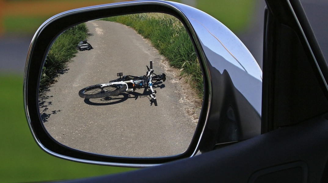 Ποδήλατο πεσμένο στο οδόστρωμα έτσι όπως φαίνεται από τον καθρέφτη αυτοκινήτου