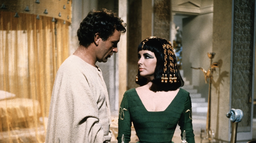 Η Ελίζαμπεθ Τέιλορ και ο Ρίτσαρντ Μπάρτον σε σκηνή της ταινίας «Κλεοπάτρα» το 1963
