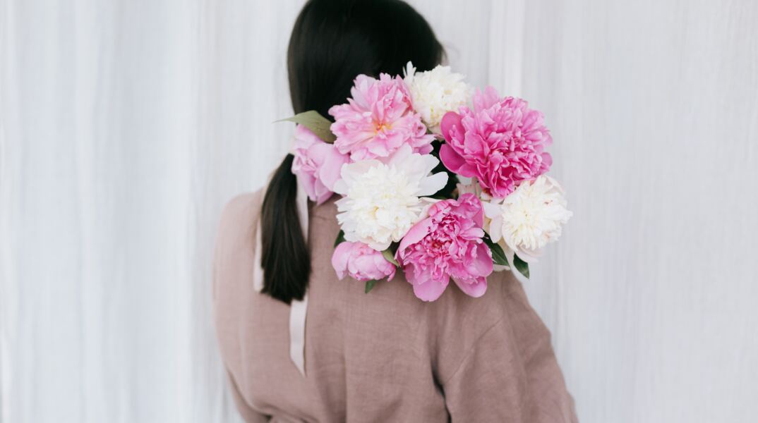 Λίγα λουλούδια στον ώμο γυναίκας 