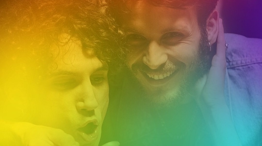 Στα χρώματα του Athens Pride 2023 η φωτογραφία του γκέι ζευγαριού της σειράς «Maestro»