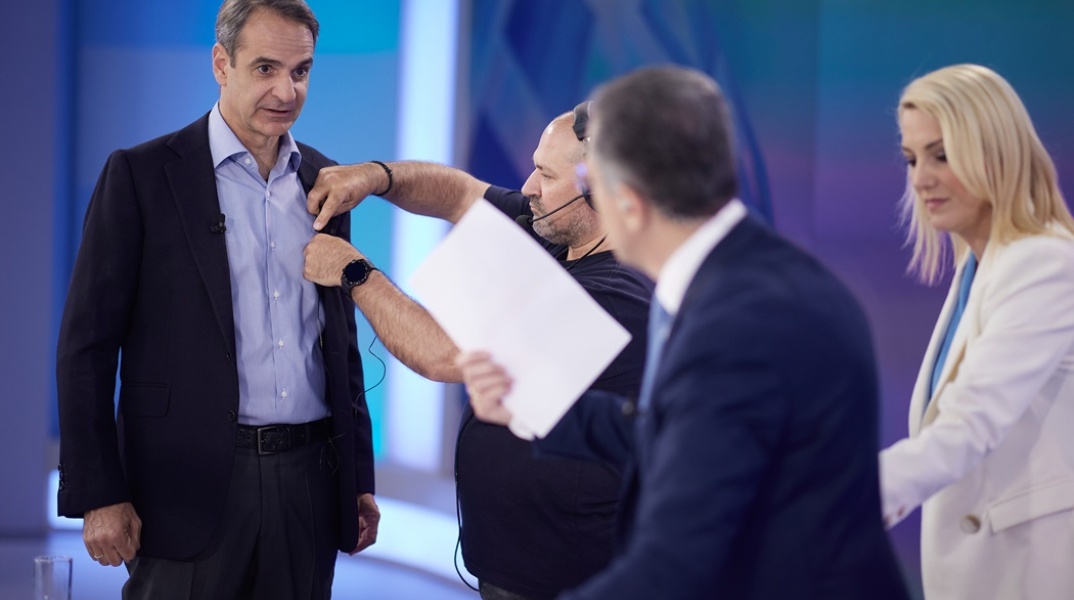 Ο Κυριάκος Μητσοτάκης στα παρασκήνια της συνέντευξής του στον ΣΚΑΪ