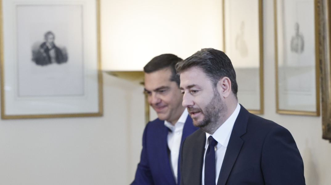 Εκλογές 2023: Η μάχη ΣΥΡΙΖΑ - ΠΑΣΟΚ-ΚΙΝΑΛ για τη θέση της αντιπολίτευσης και το ύφος της πολιτικής αντιπαράθεσης.