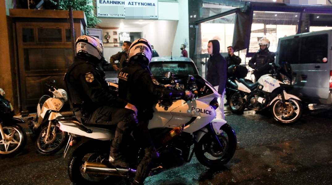 Αστυνομικοί πάνω σε μηχανή έξω από αστυνομικό τμήμα