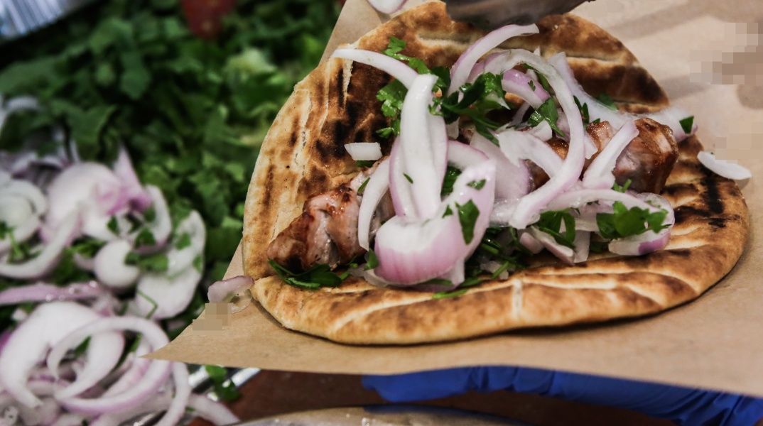 Τυλιχτής σε ψητοπωλείο ετοιμάζει πιτόγυρο