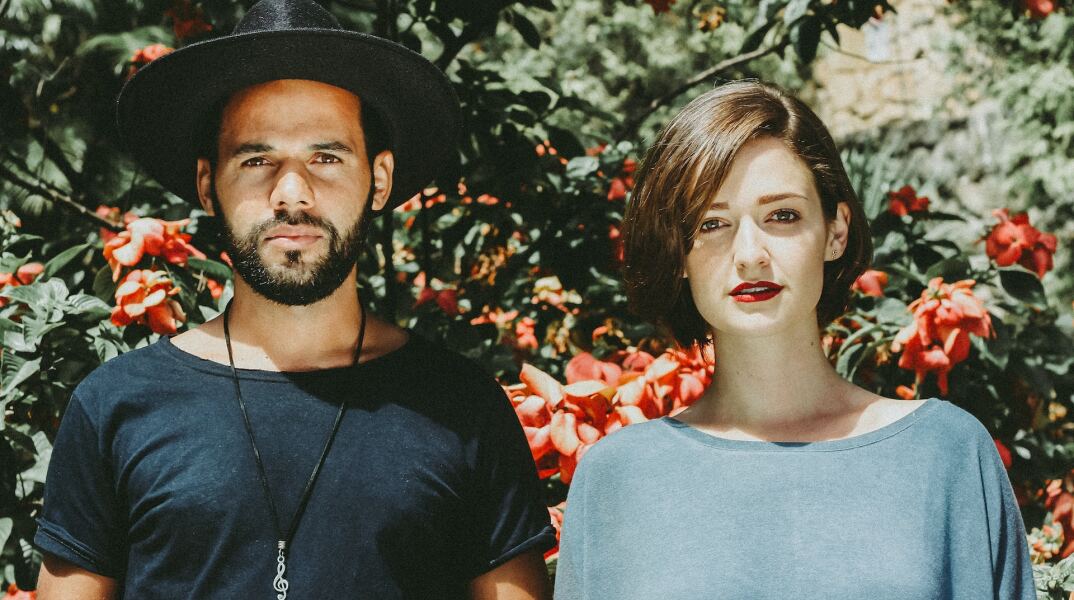 Άνδρας και Γυναίκα κοιτάζουν στον φακό