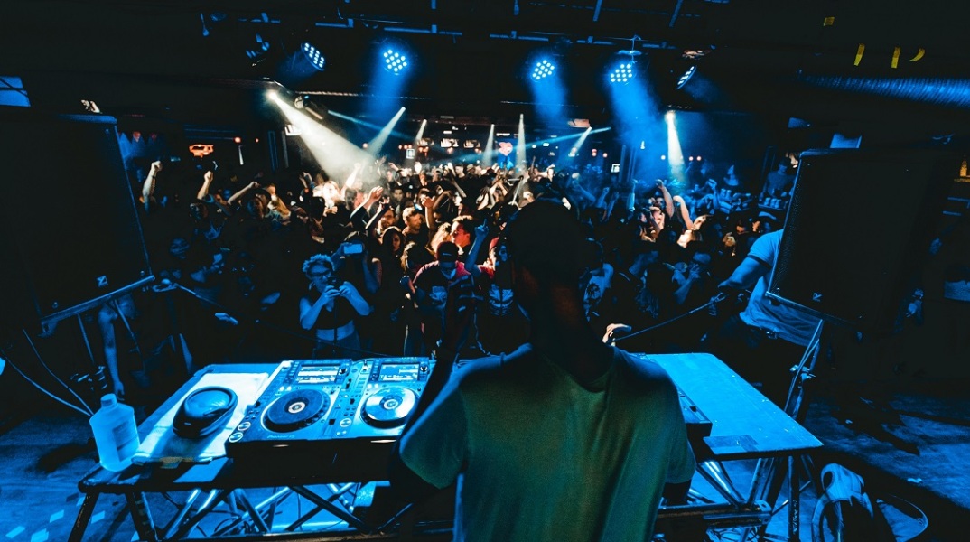 Θεσσαλονίκη: Περισσότερες από 20 συλλήψεις για ηχορύπανση σε διάστημα μιας εβδομάδας - Ξεπερνούσε το προβλεπόμενο όριο η ένταση σε κέντρα διασκέδασης.