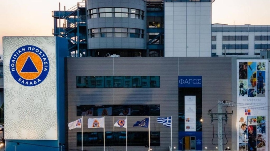 Γενική Γραμματεία Πολιτικής Προστασίας: Αρνείται κάθε σχέση με το άτομο που εμφανίζεται να φορά διακριτικά της σε βίντεο κακοποίησης ζώου.