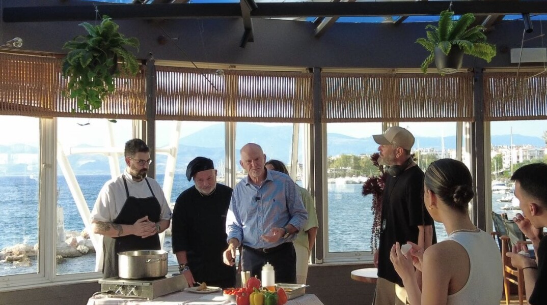 Κριτής σε διαγωνισμό μαγειρικής ο Γιώργος Παπανδρέου