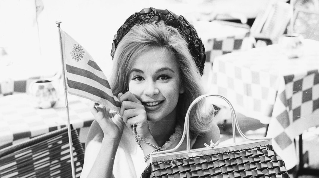 H Αλίκη Βουγιουκλάκη καθισμένη σ' ένα τραπεζάκι στη Via Veneto στη Ρώμη τον Σεπτέμβρη του 1962 © Keystone/Hulton Archive/Getty Images
