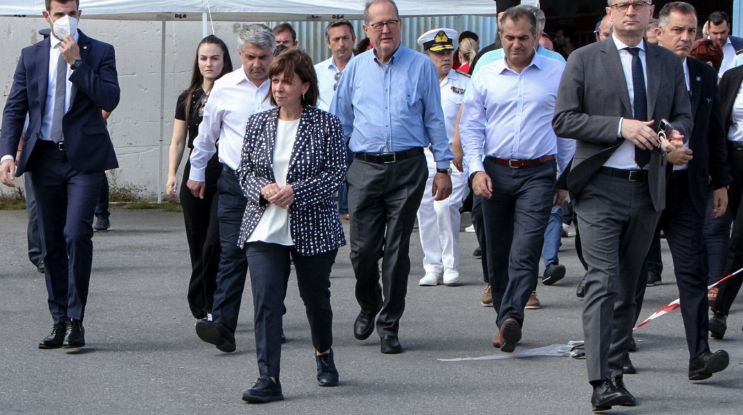 Ναυάγιο στην Πύλο: Η Κατερίνα Σακελλαροπούλου στην Καλαμάτα - Η Πρόεδρος της Δημοκρατίας μετέβη στο σημείο όπου μεταφέρονται οι διασωθέντες μετανάστες.