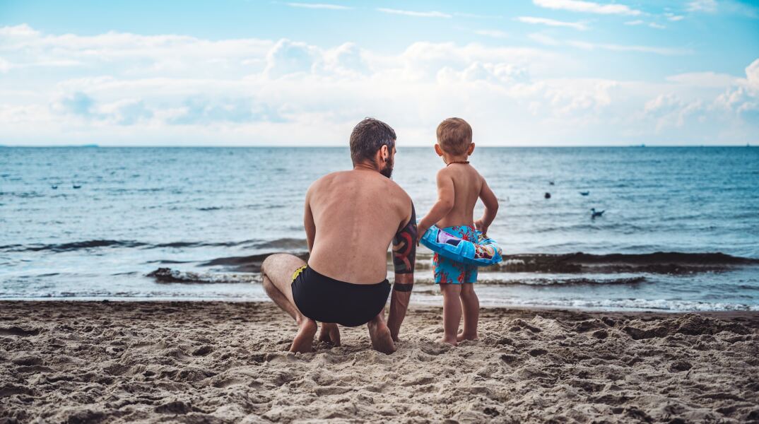 Πατέρας με τον γιο του στην ακρογιαλιά - Ο μικρός φοράει κουλούρα