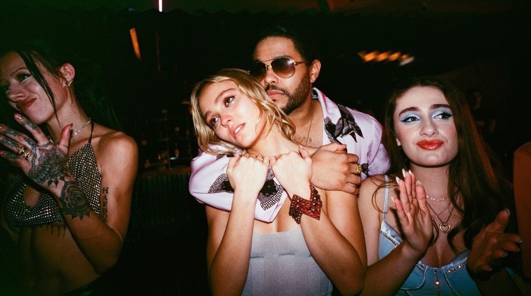 «The Idol»: Αντιδράσεις για την ερωτική σκηνή μεταξύ της Λίλι-Ρόουζ Ντεπ και του The Weeknd - 100.000 λιγότεροι θεατές σε σχέση με την πρεμιέρα.