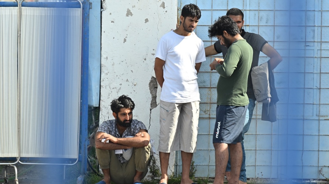 Ναυάγιο στην Πήλο - Στιγμιότυπο από το λιμάνι της Καλαμάτας - Μετανάστες αναμένουν νεότερα για την τραγωδία