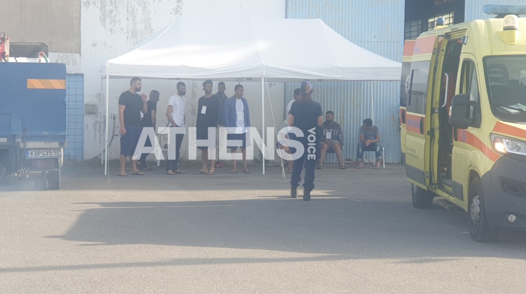 Ναυάγιο στην Πύλο - Στο λιμάνι της Καλαμάτας συγγενείς 