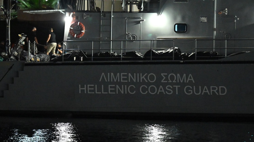 Ναυάγιο στην Πύλο: Ο εκπρόσωπος της Ομάδας Αναγνώρισης Θυμάτων Καταστροφών μίλησε για τις άθλιες συνθήκες - Οι εκτιμήσεις για τον αριθμό επιβαινόντων.