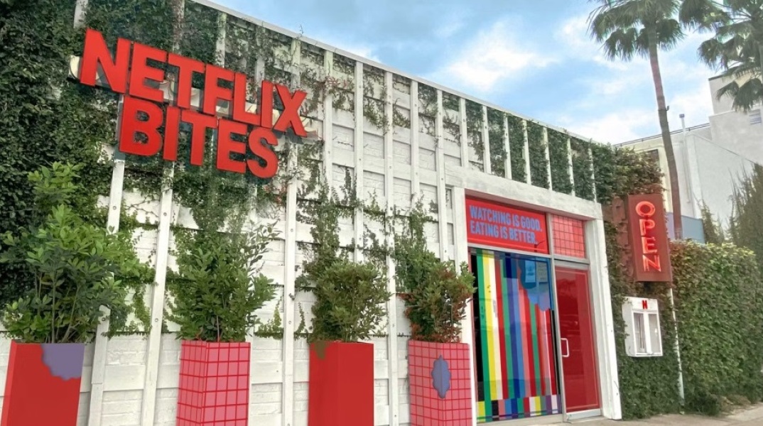 Netflix Bites: Η υπηρεσία streaming ανοίγει pop-up εστιατόριο στο Λος Άντζελες, με μενού γνωστών σεφ που πρωταγωνιστούν στις παραγωγές του.