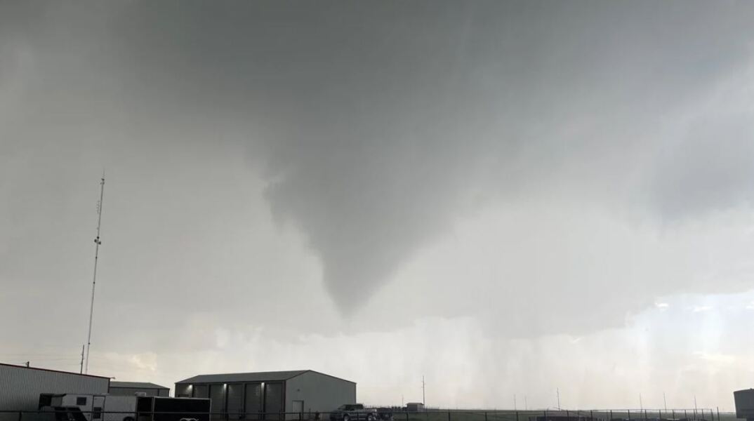 Ανεμοστρόβιλοι σαρώνουν την πόλη Πέριτον στο Τέξας - Αναφορές για νεκρούς 