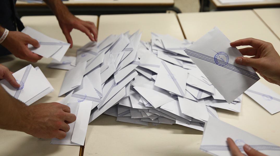 Άνοιγμα κάλπης σε εκλογικό τμήμα των Πατησίων μετά το τέλος της εκλογικής διαδικασίας των εθνικών εκλογών, Κυριακή 21 Μαΐου 2023
