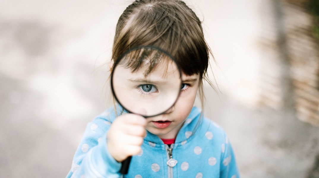 Μπορούν τα παιδιά να ανιχνεύσουν την αλήθεια καλύτερα από τους ενηλίκους; Τι υποστηρίζει ο Tim Hardorf στο καινούργιο του βιβλίο, «The Truth Detective».