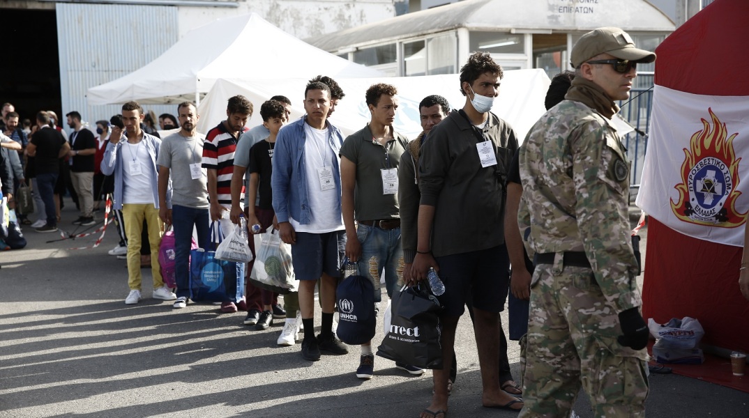 Ναυάγιο στην Πύλο: Έφτασαν στο Κέντρο Υποδοχής και Ταυτοποίησης της Μαλακάσας διασωθέντες της τραγωδίας - Η κατάσταση της υγείας τους. 