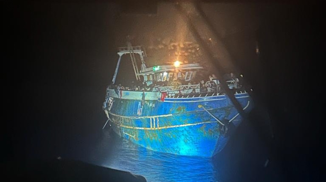 Το σκάφος κατάφορτο με μετανάστες λίγες ώρες πριν το ναυάγιο - Λήψη από όχημα του Λιμενικού Σώματος