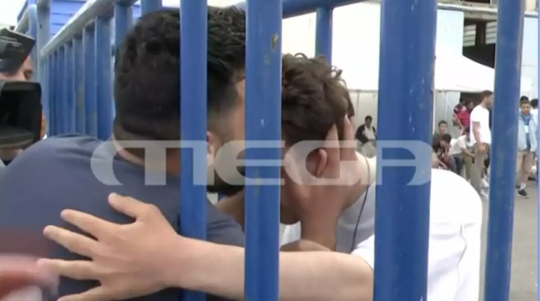 Η συνάντηση των δύο αδελφών μετά το ναυάγιο στην Πύλο