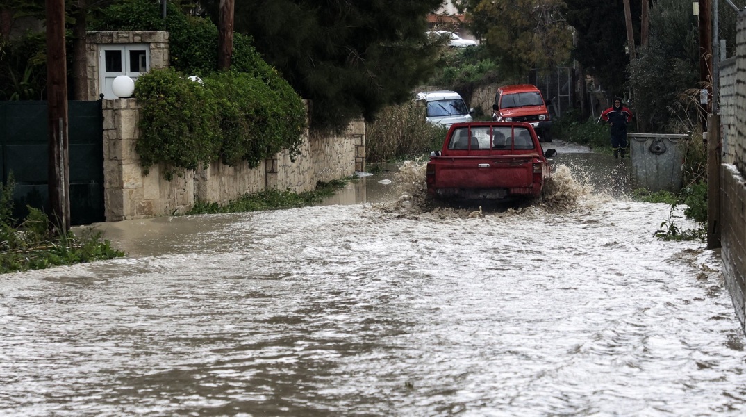 Κακοκαιρία - Θεσσαλονίκη: Σοβαρά προβλήματα σε περιοχές του δήμου Θέρμης από τις έντονες βροχοπτώσεις - Επενέβη η Πολιτική Προστασία.