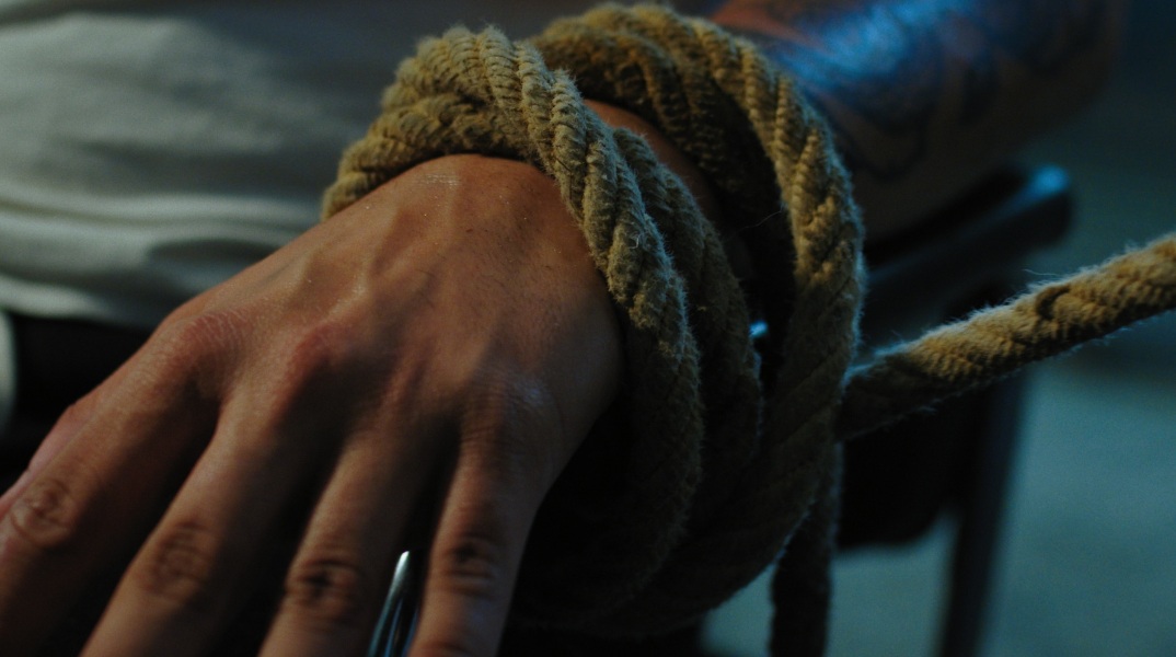 Eξάρθρωση εγκληματικής οργάνωσης εμπορίας ανθρώπων στην Αθήνα με επικεφαλής 40χρονη - Αλλοδαπή εντοπίστηκε να κρέμεται από μπαλκόνι: Τι αναφέρουν πηγές της ΕΛΑΣ