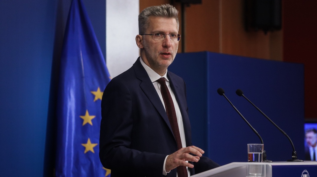 Άκης Σκέρτσος: Το μεταναστευτικό δεν πρέπει να γίνει ξανά ένα ελληνικό ζήτημα για να ικανοποιήσουμε τις ιδεοληψίες του ΣΥΡΙΖΑ, δηλώνει ο εκπρόσωπος της ΝΔ.