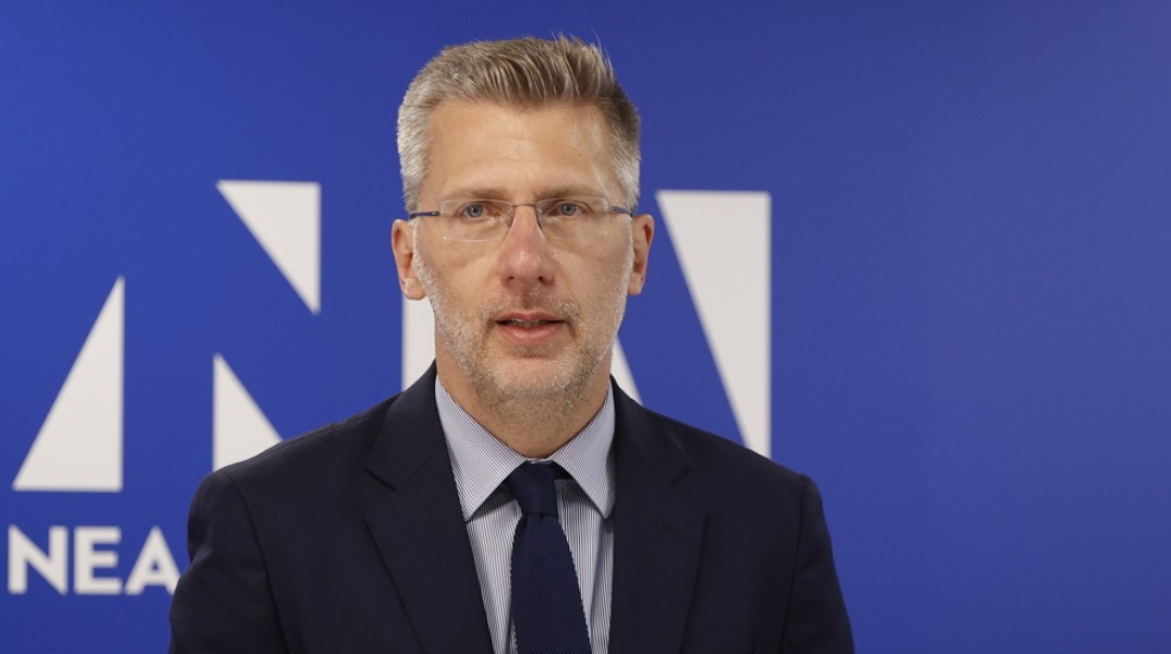 Άκης Σκέρτσος: Η απάντηση του εκπροσώπου της ΝΔ στη διακαναλική συνέντευξη του Αλέξη Τσίπρα - Ο ΣΥΡΙΖΑ στοχοποιεί τη χώρα μας για κάθε διεθνή κρίση.