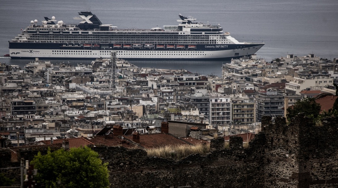 Θεσσαλονίκη: «Έδεσαν» στο λιμάνι τα κρουαζιερόπλοια «Celebrity Infinity» και «Celestyal Crystal», με 2.800 τουρίστες που ξεναγούνται στην πόλη.