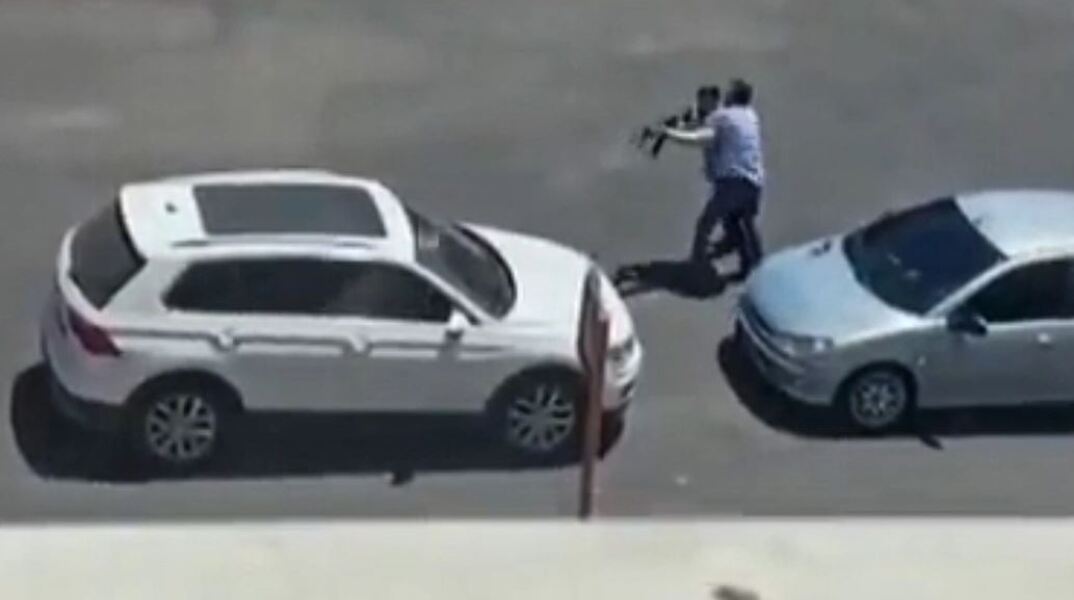 Νεαρός Τούρκος σκότωσε στη μέση του δρόμου την πρώην σύζυγο και τον πεθερό του