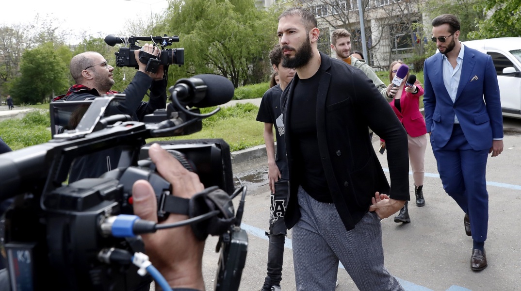 Άντριου Τέιτ: Ο αμφιλεγόμενος ινφλουένσερ παραπέμπεται σε δίκη στη Ρουμανία για βιασμό, διακίνηση ανθρώπων και σύσταση εγκληματικής οργάνωσης.